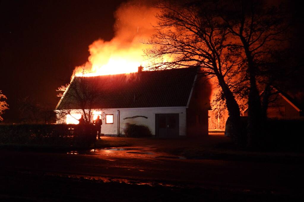 Boerderij verwoest door uitslaande brand