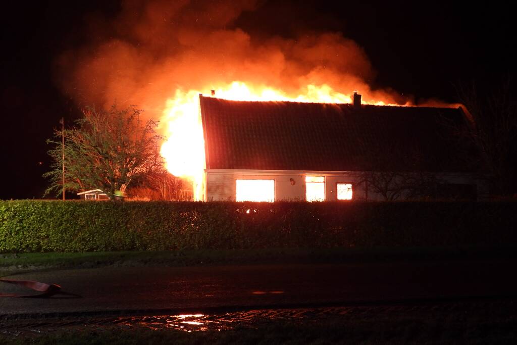 Boerderij verwoest door uitslaande brand