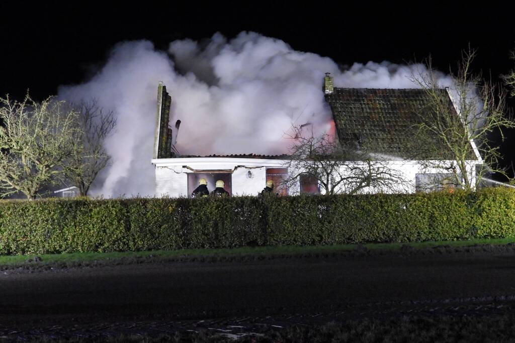 Boerderij verwoest door uitslaande brand