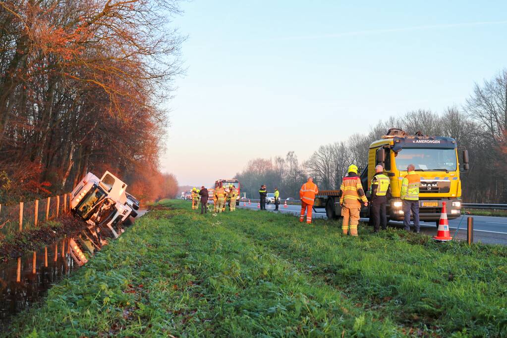 Vrachtwagen raakt van de weg en belandt in sloot