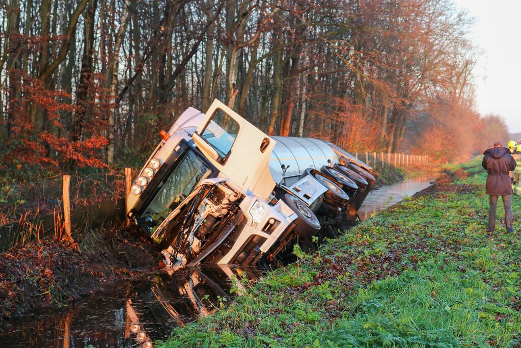 Vrachtwagen raakt van de weg en belandt in sloot