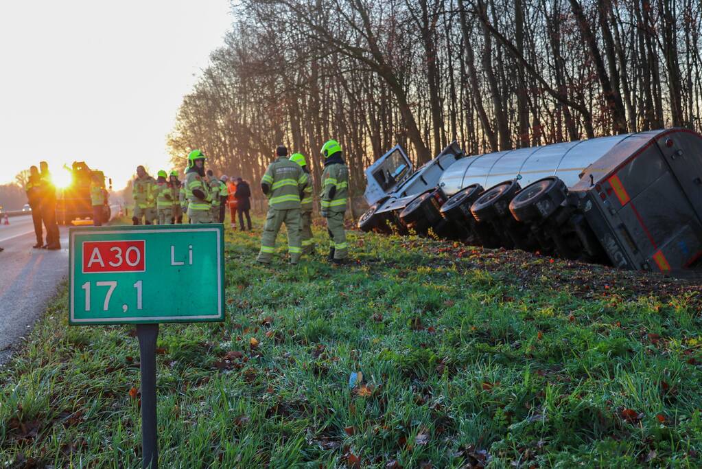 Vrachtwagen raakt van de weg en belandt in sloot