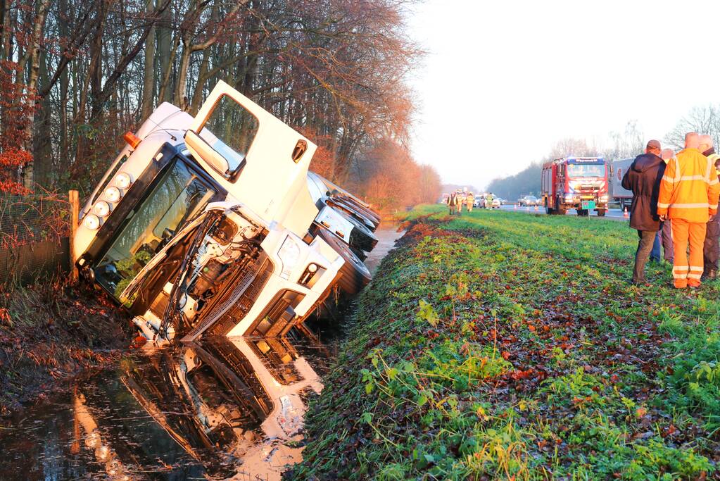 Vrachtwagen raakt van de weg en belandt in sloot