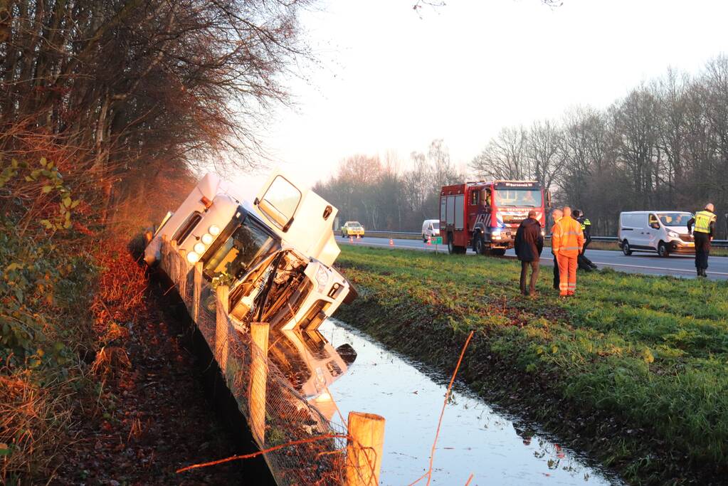 Vrachtwagen raakt van de weg en belandt in sloot