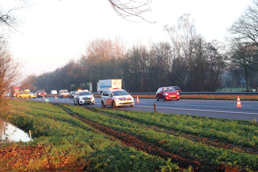 Vrachtwagen raakt van de weg en belandt in sloot