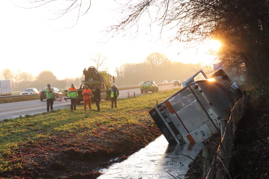 Vrachtwagen raakt van de weg en belandt in sloot