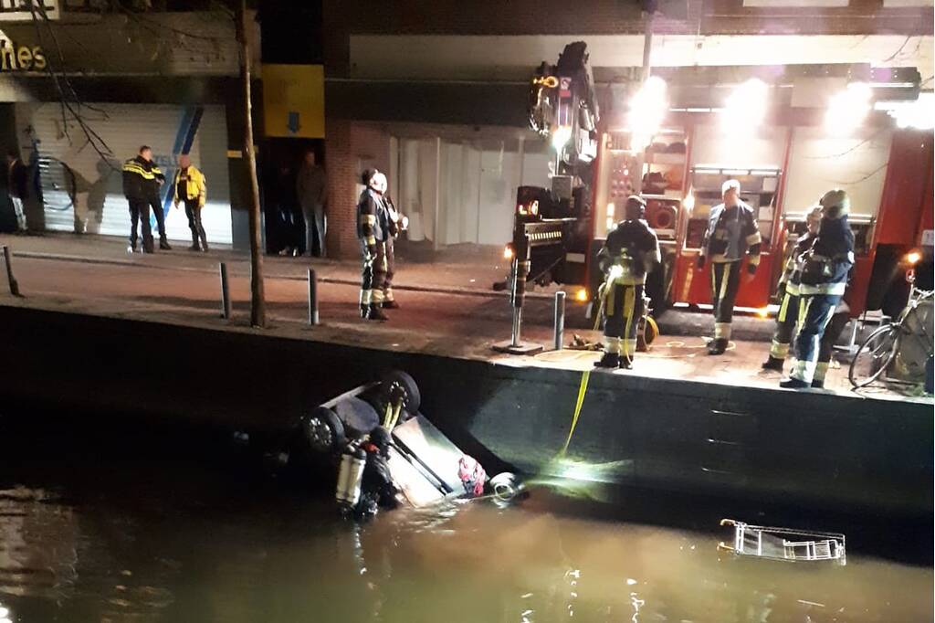 Brommobiel belandt op de kop in water