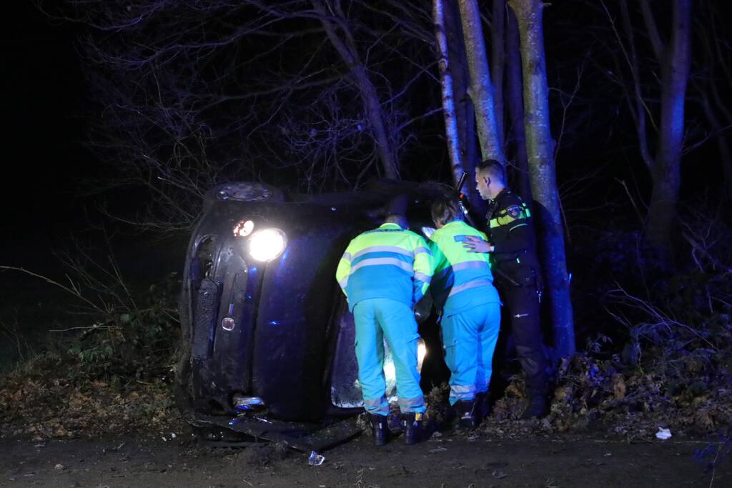 Zwaargewonde na eenzijdige botsing tegen boom