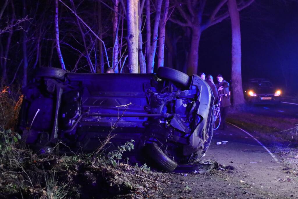Zwaargewonde na eenzijdige botsing tegen boom