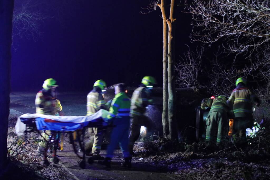 Zwaargewonde na eenzijdige botsing tegen boom