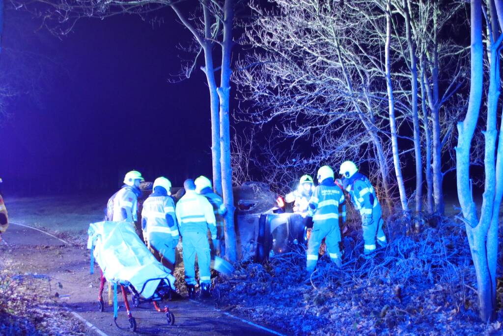 Zwaargewonde na eenzijdige botsing tegen boom