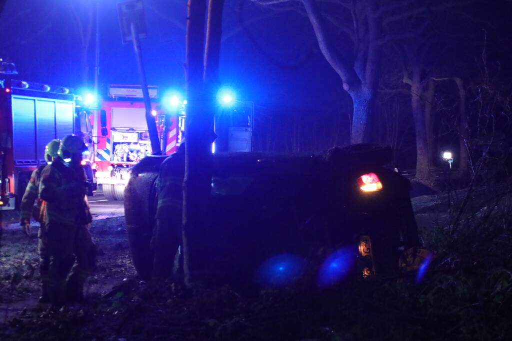 Zwaargewonde na eenzijdige botsing tegen boom