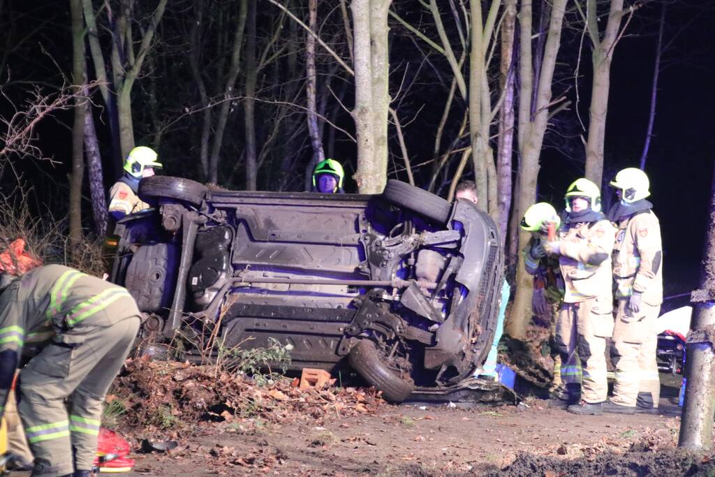 Zwaargewonde na eenzijdige botsing tegen boom