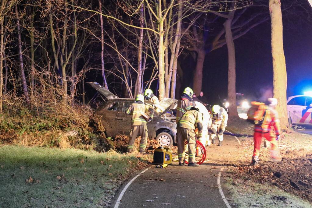 Zwaargewonde na eenzijdige botsing tegen boom