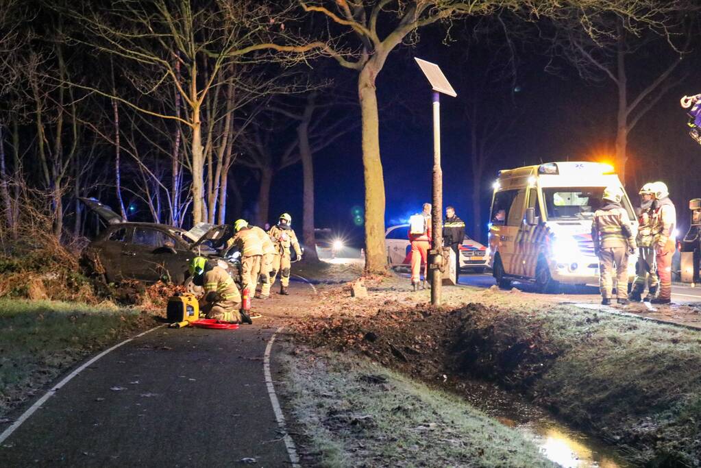 Zwaargewonde na eenzijdige botsing tegen boom