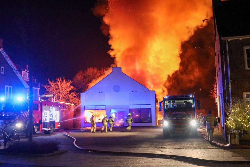 Voedsel- en kledingbank verwoest door grote brand