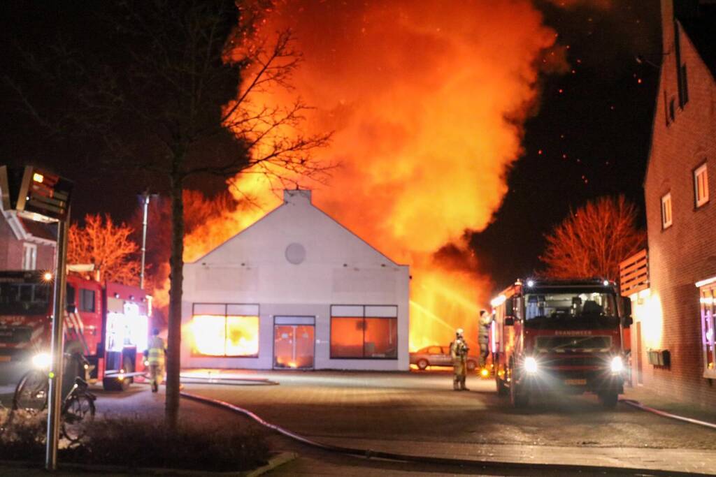 Voedsel- en kledingbank verwoest door grote brand