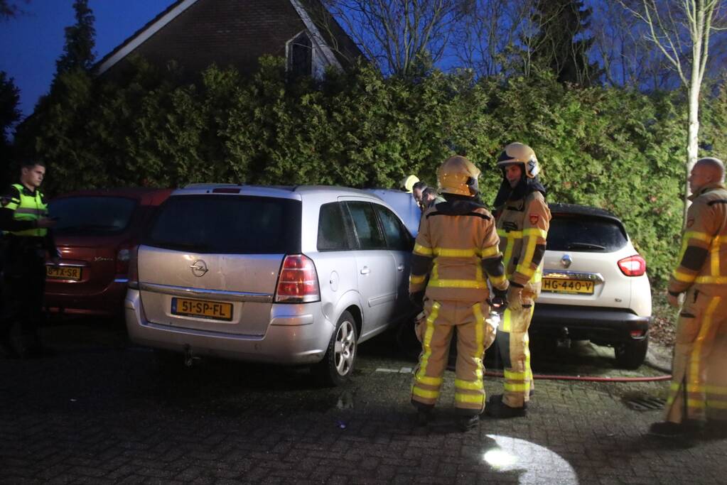 Brandweer blust beginnende autobrand