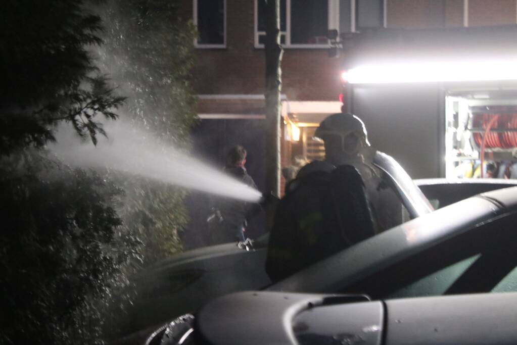 Brandweer blust beginnende autobrand