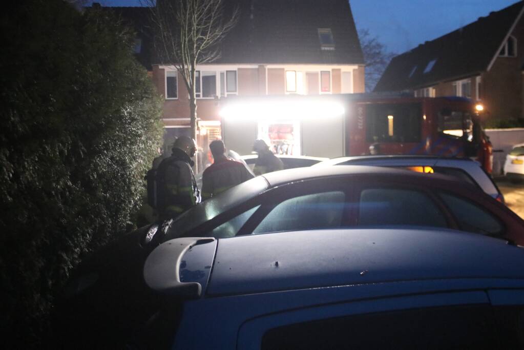 Brandweer blust beginnende autobrand