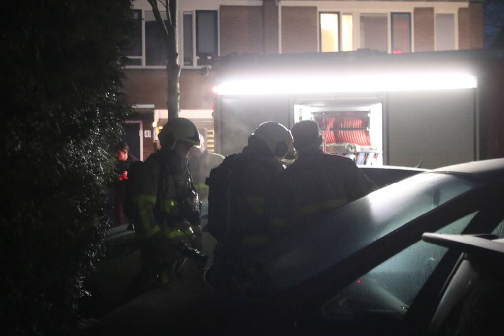 Brandweer blust beginnende autobrand