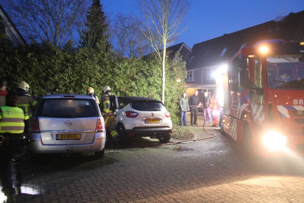Brandweer blust beginnende autobrand