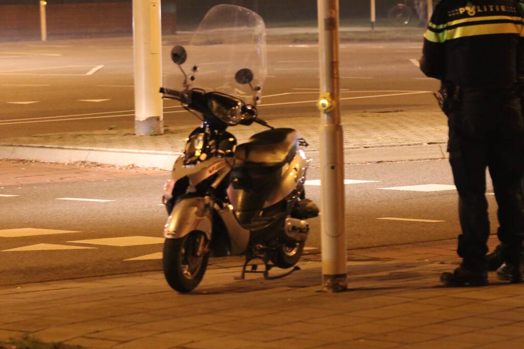 Scooterrijder gewond, automobilist rijdt door