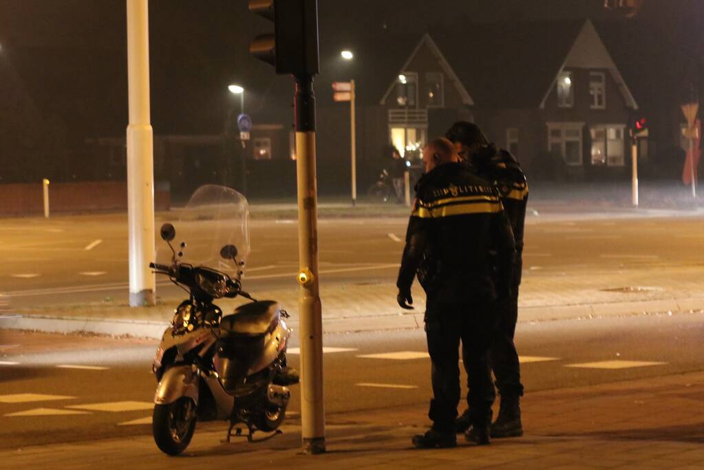 Scooterrijder gewond, automobilist rijdt door