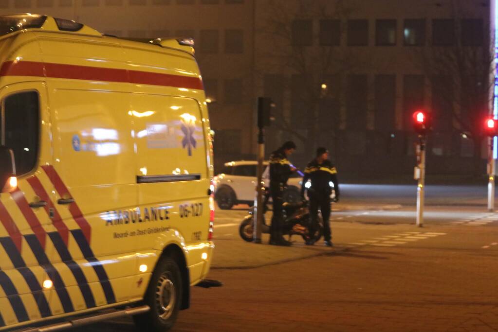 Scooterrijder gewond, automobilist rijdt door