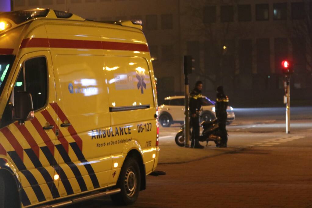 Scooterrijder gewond, automobilist rijdt door