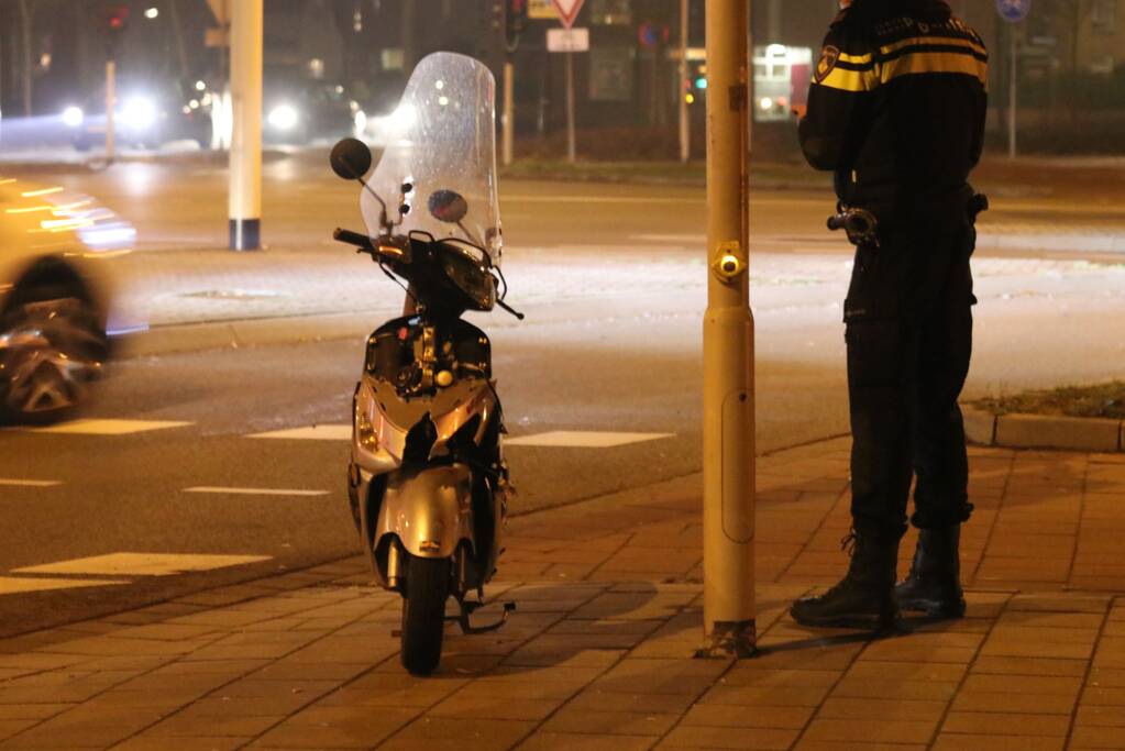 Scooterrijder gewond, automobilist rijdt door