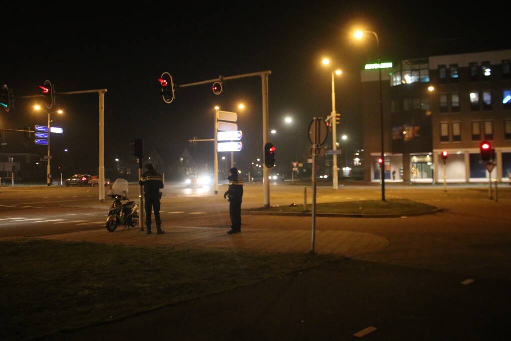 Scooterrijder gewond, automobilist rijdt door