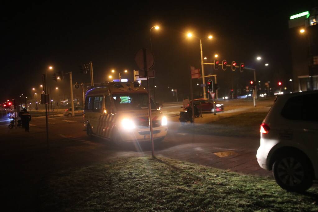 Scooterrijder gewond, automobilist rijdt door