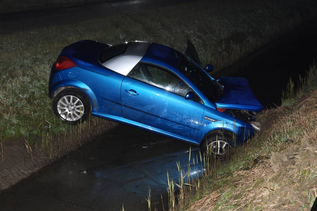 Auto belandt in de sloot, één gewonde