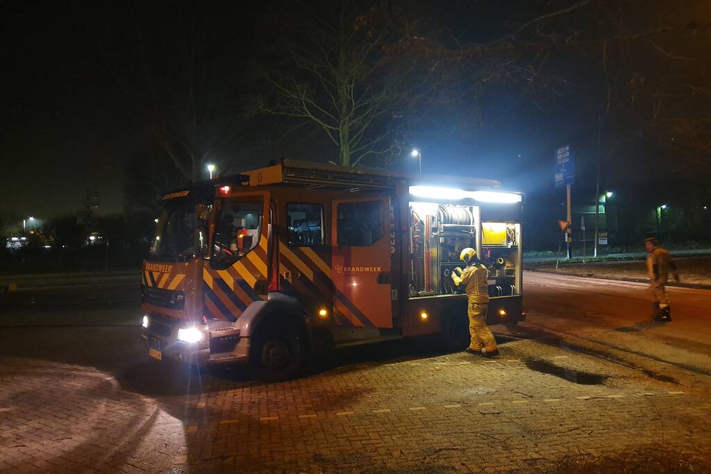 twee auto's verwoest vermoedelijk brandstichting