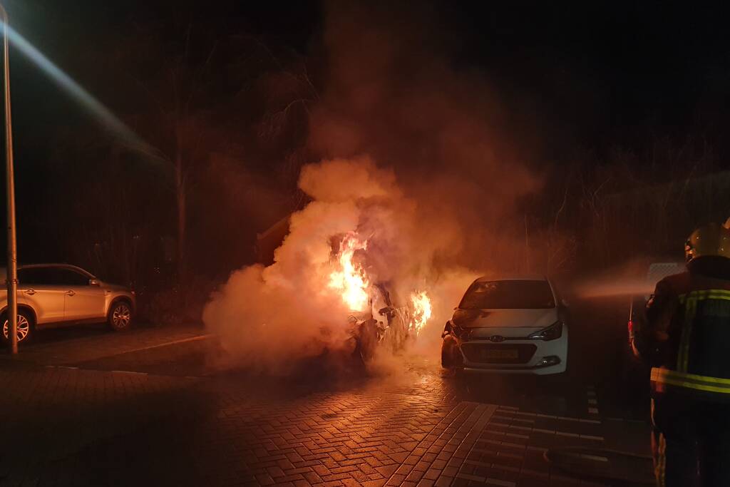 twee auto's verwoest vermoedelijk brandstichting