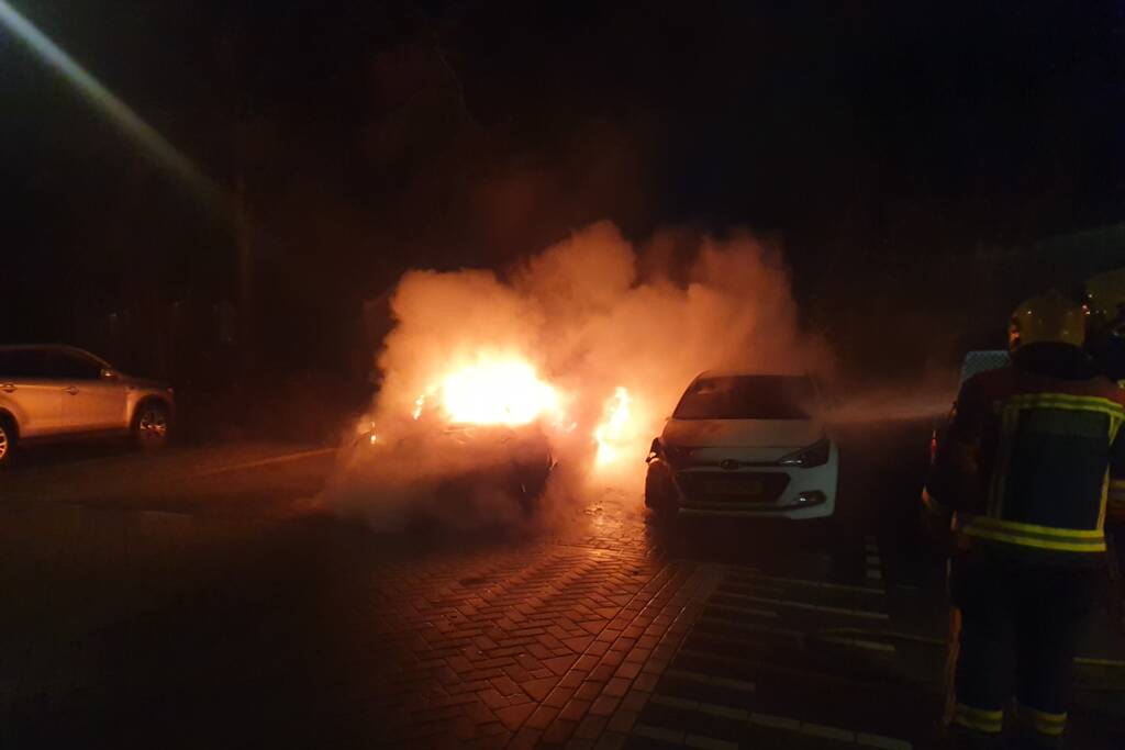 twee auto's verwoest vermoedelijk brandstichting