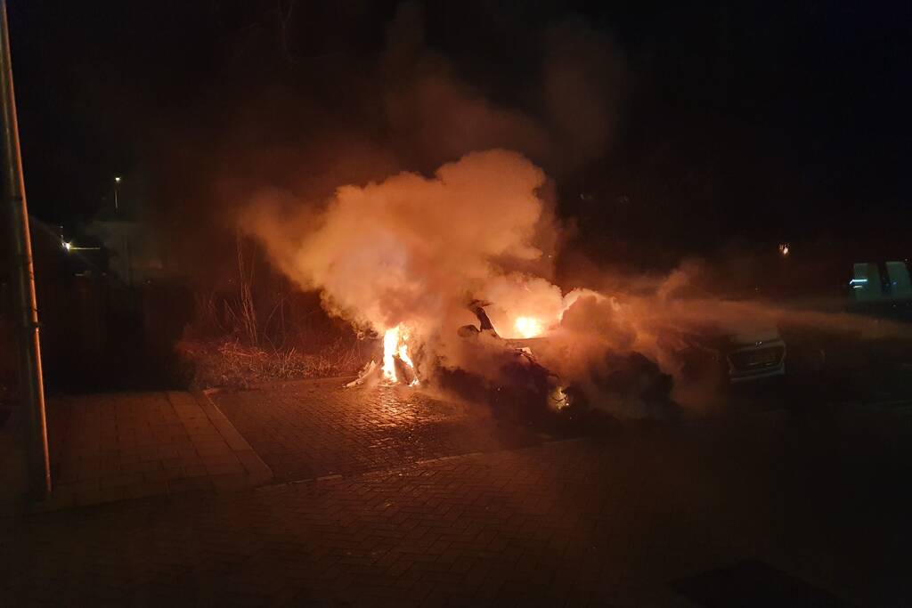 twee auto's verwoest vermoedelijk brandstichting