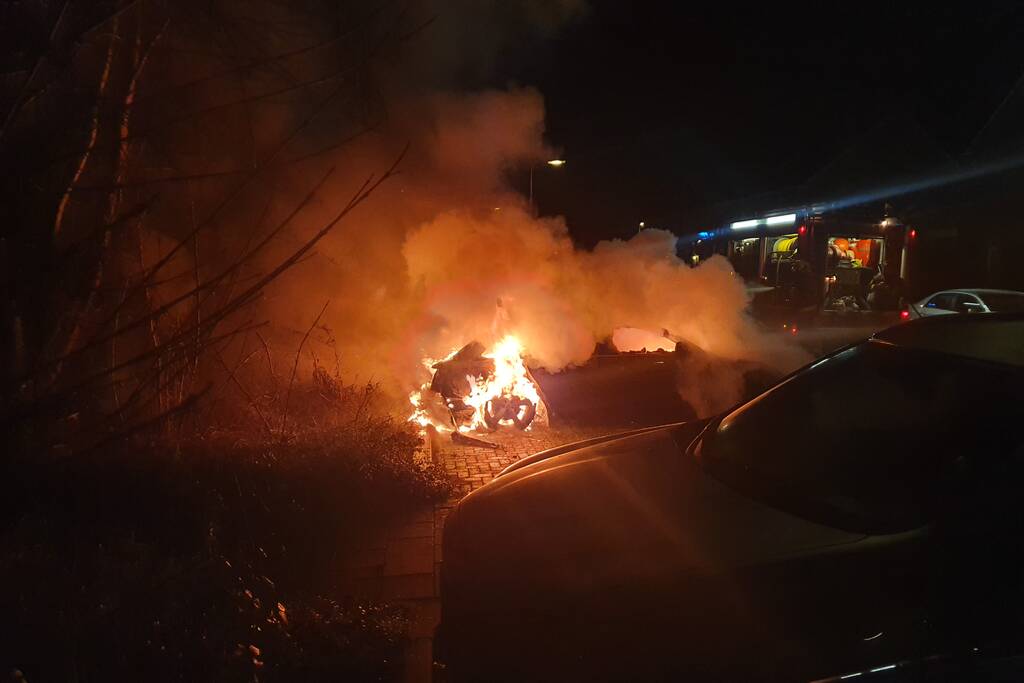 twee auto's verwoest vermoedelijk brandstichting