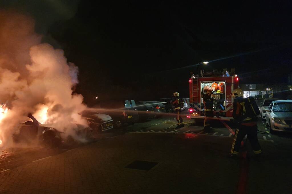 twee auto's verwoest vermoedelijk brandstichting