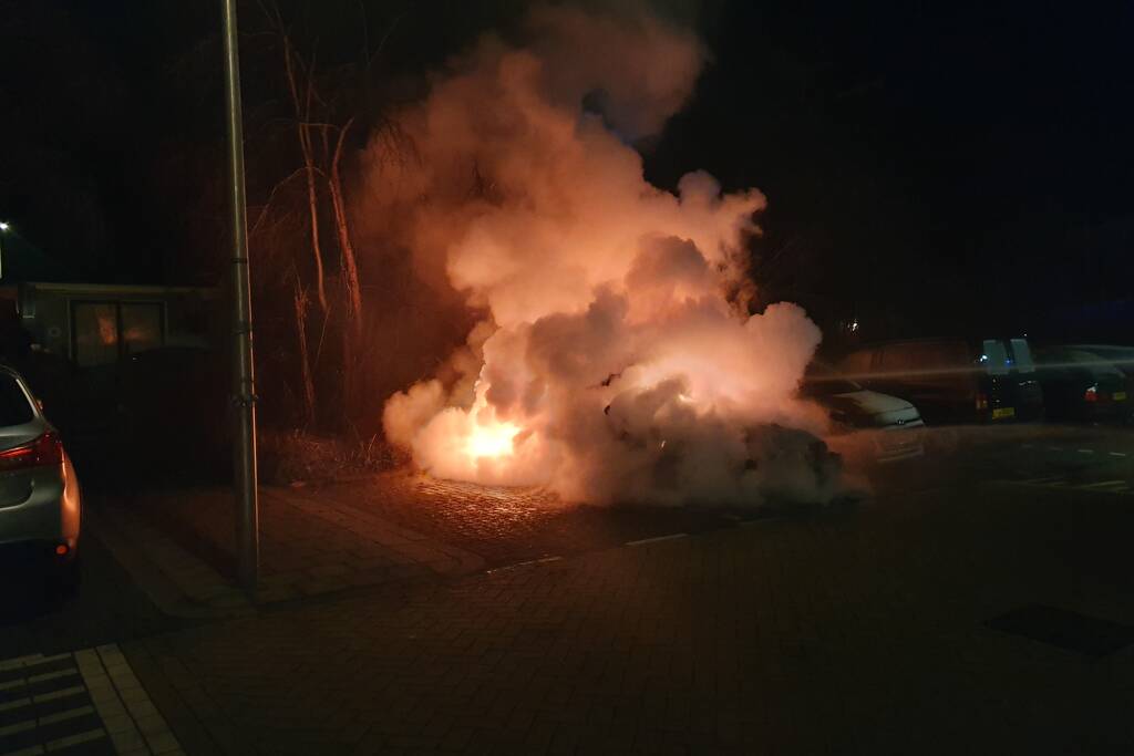 twee auto's verwoest vermoedelijk brandstichting