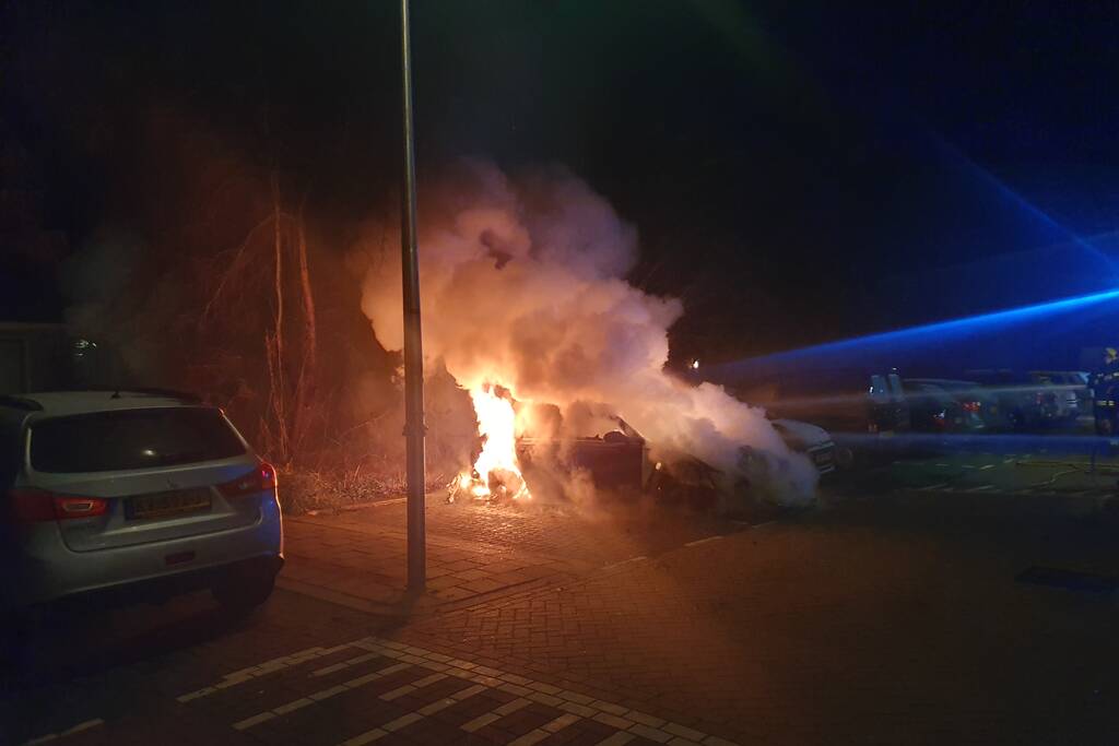 twee auto's verwoest vermoedelijk brandstichting