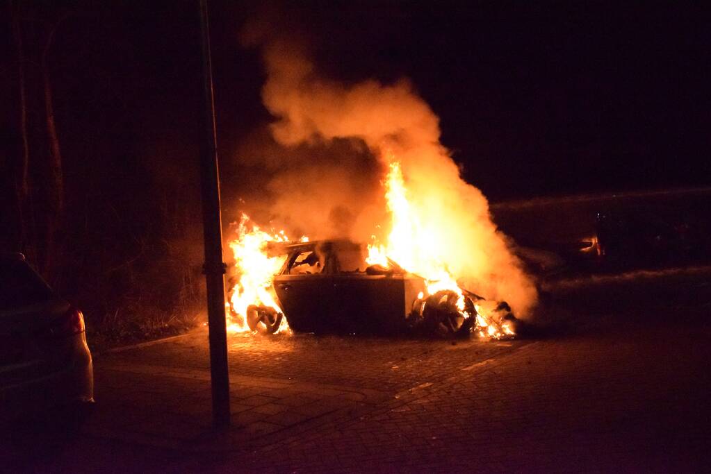 twee auto's verwoest vermoedelijk brandstichting