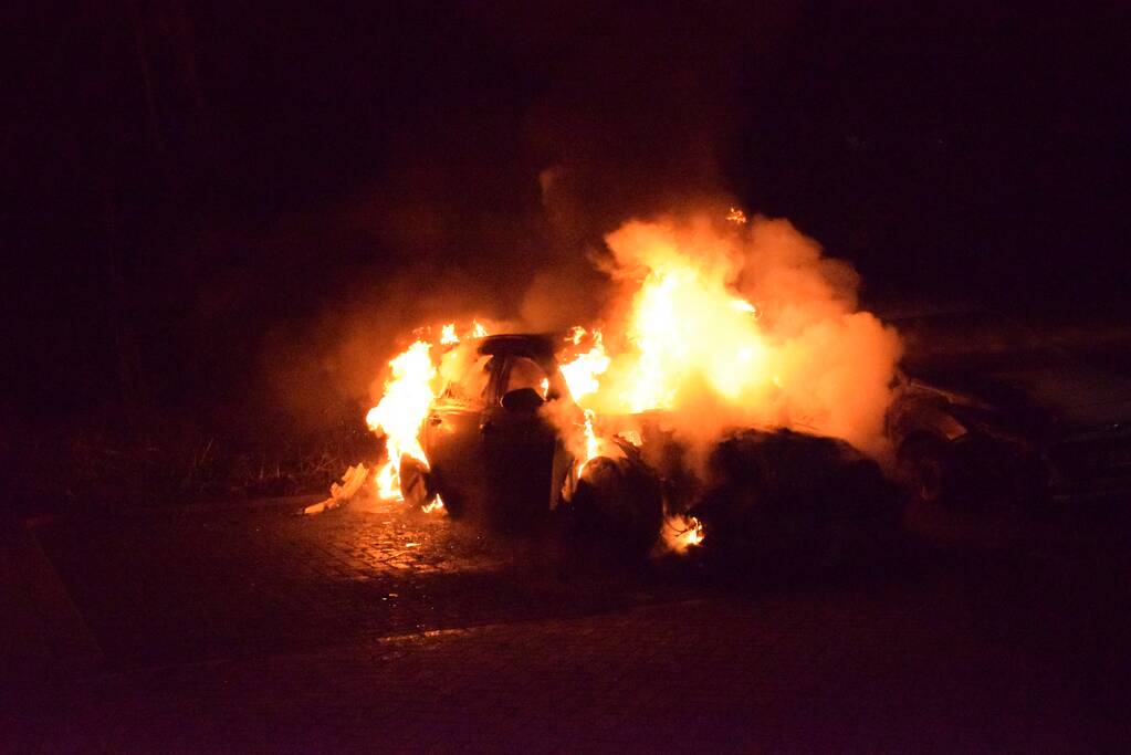 twee auto's verwoest vermoedelijk brandstichting