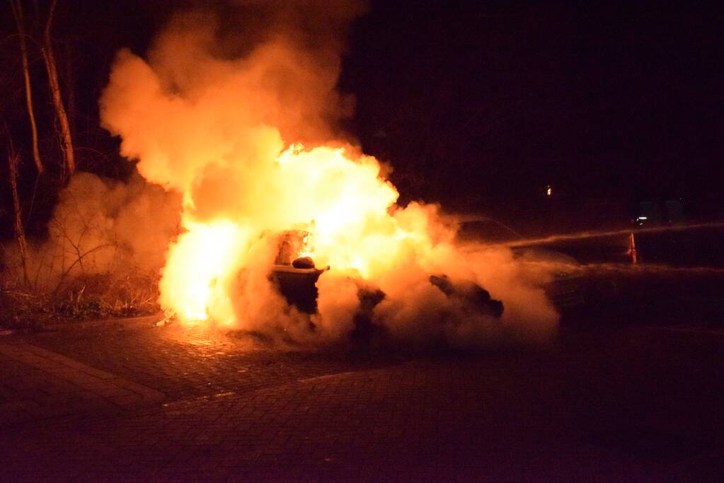 twee auto's verwoest vermoedelijk brandstichting