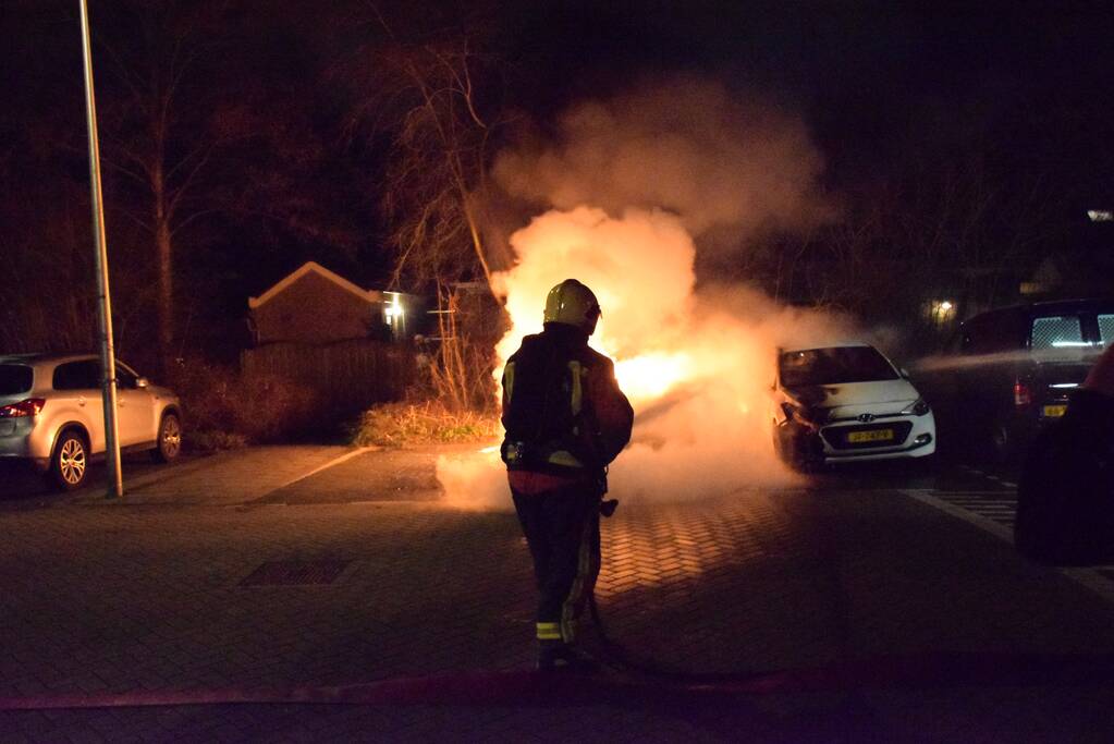 twee auto's verwoest vermoedelijk brandstichting