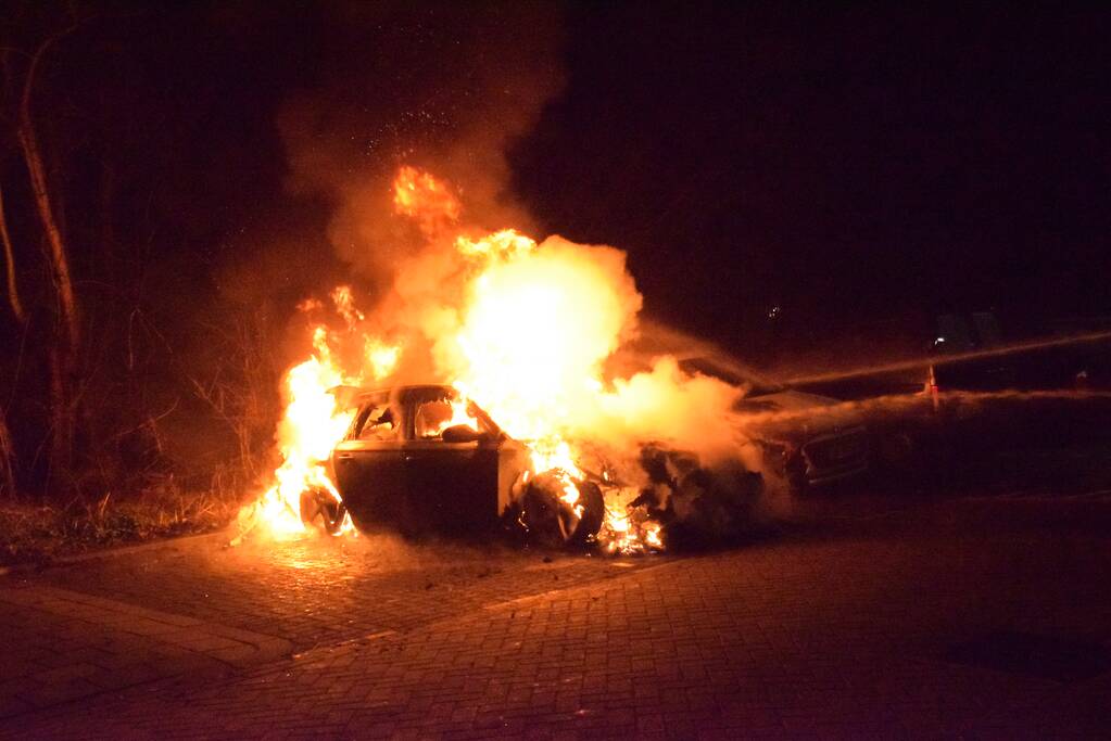 twee auto's verwoest vermoedelijk brandstichting