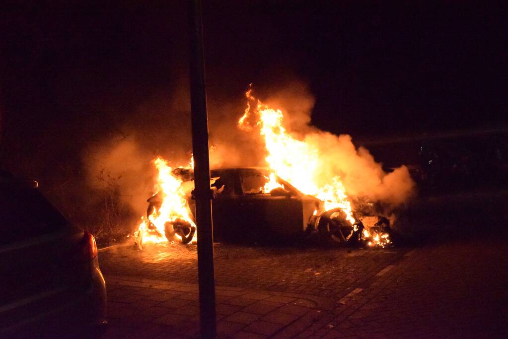 twee auto's verwoest vermoedelijk brandstichting