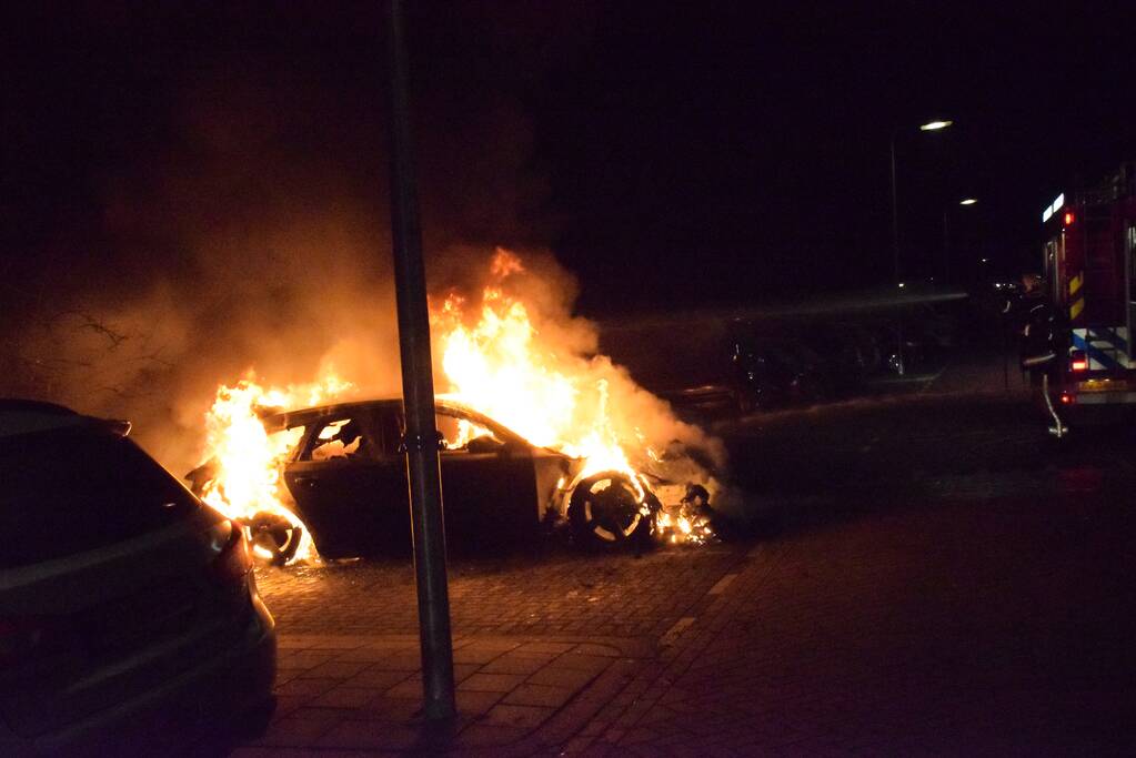 twee auto's verwoest vermoedelijk brandstichting