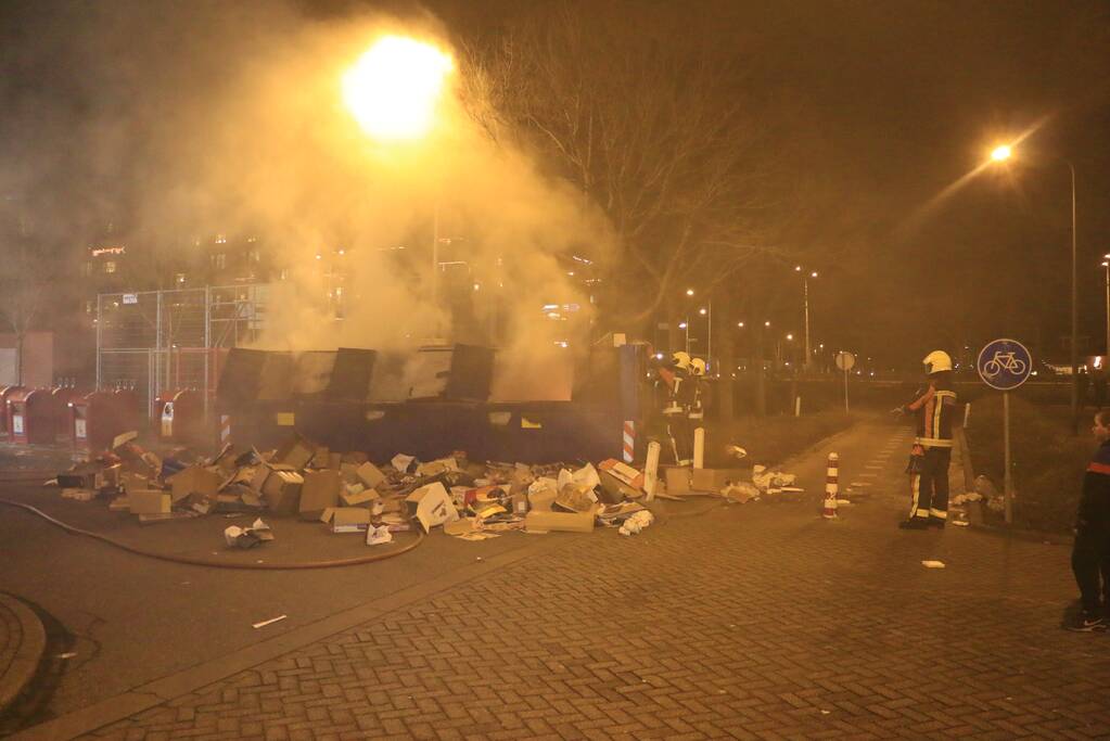 Brandweer druk met brand in container vol karton